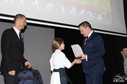 Lena Pustówka otrzymuje z rąka burmistrza nagrodę